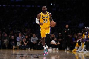 夸梅：詹姆斯只是高中学历 却被捧成世界最聪明 他并非什么都懂