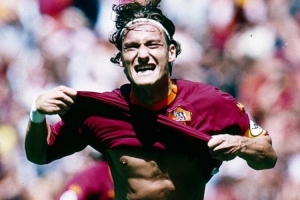 托蒂今天迎来49岁生日，罗马官推送祝福：托蒂就是罗马