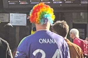 曼联跟队记者展示了一位身着奥纳纳球衣的球迷，该球迷还佩戴了一顶小丑假发。