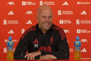 斯洛特：埃基蒂克道歉了没罚款；努力才能有运气 胜利不是偷来的