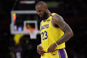 41岁征战82场全勤？詹姆斯坦言：膝盖与脚部的伤病仍是困扰，目前身体仍在恢复过程中。