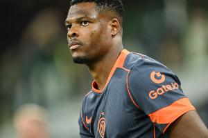 罗马诺透露，邓弗里斯的2500万欧元解约金条款将在明年夏天继续有效，巴萨及英超球队均有意引进。