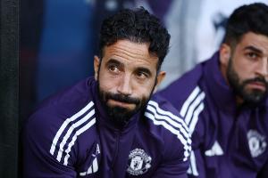 费迪南德建议曼联应采用4231阵型，他认为该阵型能让球员在各自位置上发挥出最佳状态。