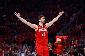 KD：申京的全面性体现在防守、挡拆、攻筐和封盖之外，他同样具备后卫级别的球商与处理球能力。