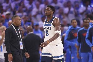 芬奇：华子现在更侧重于研究录像和调整身体状态，我坚信他拥有争夺MVP的实力。