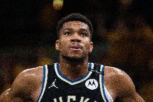 字母哥透露今夏曾考虑离队，并强调再夺总冠军的愿望从未改变。