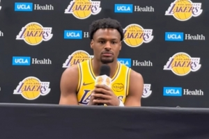 布朗尼表示，靠自己赢得认可而非父亲的光环，并坦然面对批评，这让他心态愈发成熟。