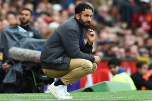 曼晚建议：曼联应解雇主帅阿莫林，转而执教格拉斯纳，尽管两人均采用343阵型，但战术差距悬殊。