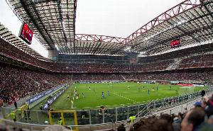 24比20涉险过关！据《米兰体育报》报道，米兰市议会已批准将圣西罗球场出售给AC米兰与国际米兰两家俱乐部。