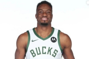 字母哥重返雄鹿！社媒晒定妆照，宣告生涯开启第十三个篇章。