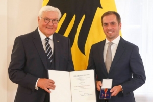 拜仁官方宣布：拉姆因足球领域的公平竞赛精神，荣获德国联邦功勋勋章。