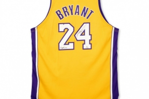 科比首次亲穿的24号球衣即将拍卖，该球衣在2006年曾以10000美元的价格售出。