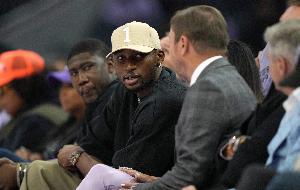 库明加今年薪资为2250万，若在1月被交易，将能获得130万保证金。