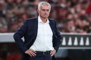 球迷掌声致敬！穆帅回应：感谢，他们的历史中有我，我的历史中也有他们。