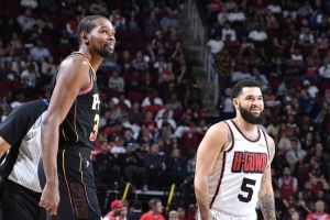 帕金斯认为，杜兰特在与优秀控卫搭档时能发挥出更高水平，而在效力太阳队期间，他身边缺少这样的帮手。