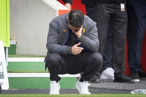 据记者报道，曼联球员与主教练之间并无个人矛盾，球员们更因自身表现不佳而感到沮丧。