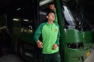 杨立瑜遭球迷指责：竟与普通球迷争执，还做出竖中指的不当举动。