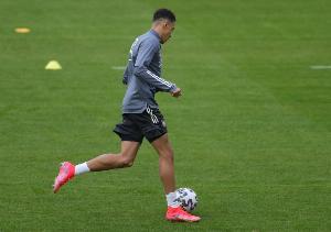 图片报：伊藤洋辉与阿方索在训练场进行康复训练，穆西亚拉则继续在室内训练。