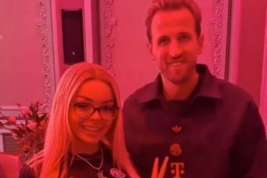 这个你想撬真撬不动性感女歌手晒与凯恩合影：超棒的家伙