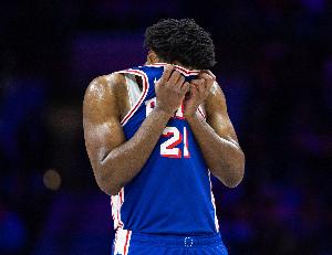 76人队在休赛期进行了人员调整，解雇了多名员工，其中包括一位与恩比德关系密切的保安。