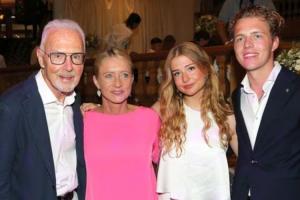 为避免家庭纠纷，德国媒体报道，贝肯鲍尔的数千万欧元遗产由遗孀与两个孩子均分继承。