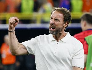 《太阳报》消息，索斯盖特有意执教曼联，但他认为，若要使曼联成为欧冠的有力竞争者，则需要长达四年的时间。