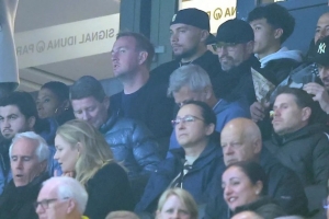 表现欠佳！图片报：小贝林厄姆比赛时，其父母现场观战，家庭氛围紧张。