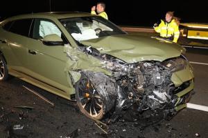 惊魂一刻！荷兰前国脚卷入四车相撞事故，百万兰博基尼严重损毁。