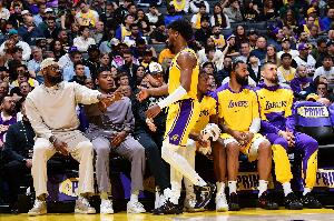 夸梅：布朗尼若想进入首发，必须具备接球就投的能力；若总与父亲练习三分，则难以成为真正的射手。