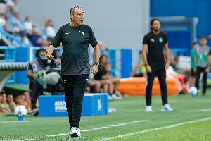 补时遭逆转被反超，最终绝平！萨里再次缺席赛后发布会，助教透露其身体不适。