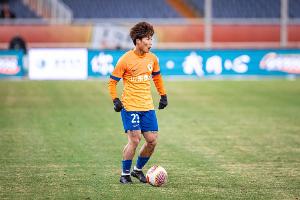 球迷不满谢文能：昨天你踢的太垃圾了，转型干网红去吧