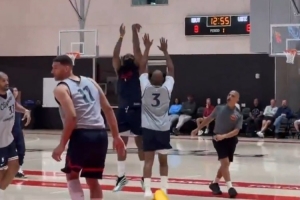 哈登与保罗上演三分对飚：哈登迎保罗防守命中，后者随即底角回敬一记。