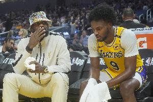 布朗尼在主场打球时显得茫然无措，如同被车灯照射到的鹿一般。