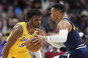 夸梅：布朗尼一整年毫无进步，不如威少，至少他积极跑动。