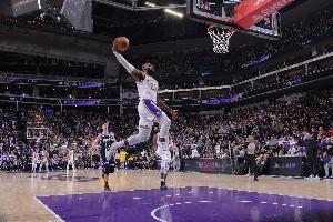 书豪回忆那次撞到老詹手腕的经历：那儿的肌肉太结实了，感觉就像打在了一块坚硬的石头上。