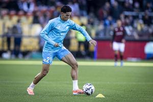 《邮报》：马赛后卫阿格德在机场遭球迷袭击，险些被打耳光。