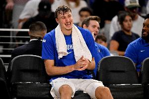 44号秀巴恩海泽盛赞弗拉格为划时代天才，称能与其同场竞技实属难得。