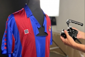 阿斯报消息：马拉多纳部分遗物将进行拍卖，其中包括他在对阵毕尔巴鄂竞技比赛中被撕破的球衣。