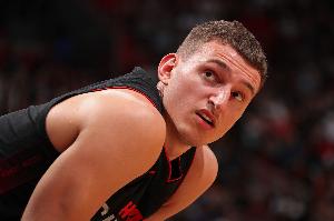 鲍威尔看好约维奇：新赛季他将迎来高光表现，未来成就不可限量。