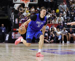 曾令旭：弗拉格潜力巨大，持球训练到位即成顶级球员；独行侠球员身材条件非常出色。