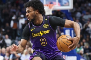 夸梅：布朗尼突破时不懂得用身体卡位，尼克斯的控卫在这方面值得他学习。