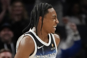 芬奇在迪林厄姆训练营的表现获得认可，其职责在于通过突破分球以及接球后完成投篮。