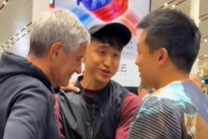 张源赴机场为塞蒂恩送行，塞蒂恩临别寄语：未来会继续关注你的比赛，并为你提供最佳建议。