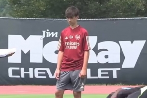 枪手主帅的传承！阿尔特塔之子已披上阿森纳U17战袍，盘点英超足坛的“星二代”接班人。