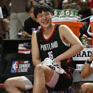 杨瀚森平时负责翻译和做饭，若他不在，自己也会动手。他会做面条炒鸡蛋和酱油蘸豆腐。