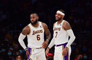 安东尼透露，他最近与詹姆斯有过交流，但话题并非篮球，并强调保持健康对詹姆斯而言至关重要。