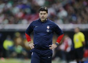 美国后卫麦肯齐透露，主教练波帅经常与他讨论罗梅罗，并希望他能效仿罗梅罗的踢球风格。