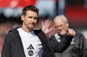 《他上他真行！图片报：克洛泽不满纽伦堡前锋表现，安排中场客串顶锋》