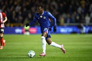 吉滕斯透露，在英格兰U21队期间会与队友玩UNO等卡牌游戏，并表达了自己希望在U21欧洲杯上赢得比赛的愿望。