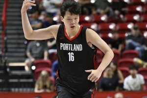 杨瀚森在防守挡拆时退守过多，显得动作笨拙且犹豫，这导致对手波斯特获得空位三分机会。